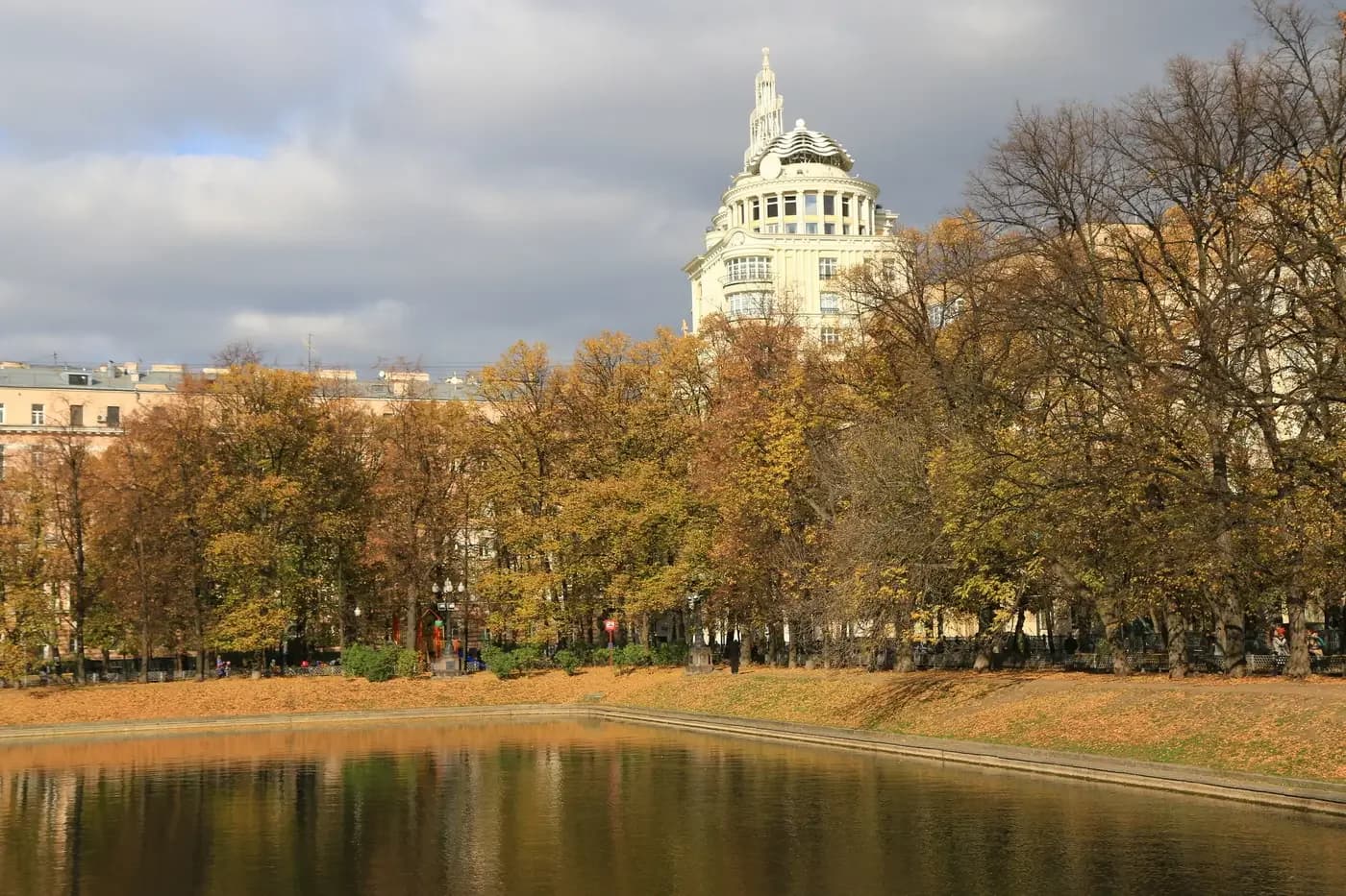 Тихая осень в центре Москвы